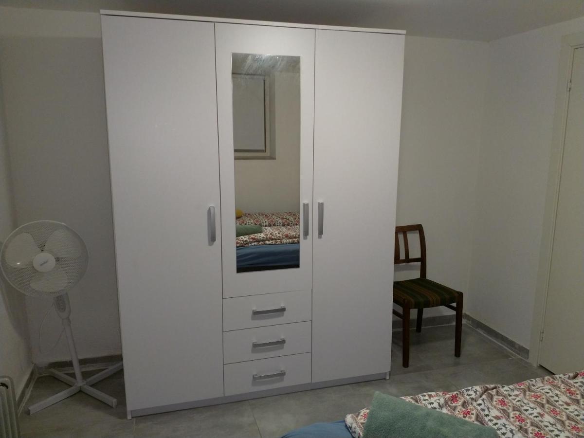 Renovated Semi- Basement 2 Bedrooms Furnished Apartment - Close To Everything In Moss Exterior photo